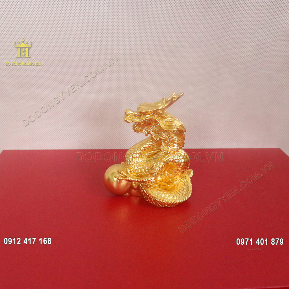Tượng rồng phong thủy &ocirc;m ngọc d&aacute;t v&agrave;ng 24K
